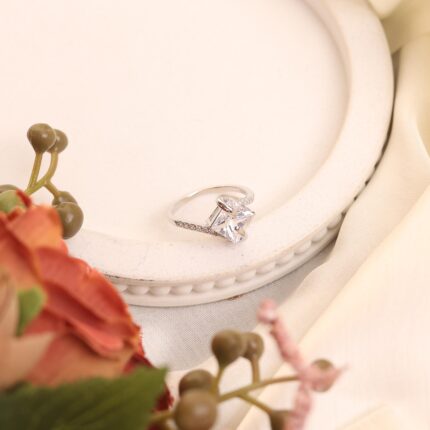 Elegant Heart-Style Solitaire Ring